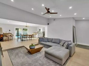 TV - Lovely home with heated Pool a mile from the beach (Boca Raton)