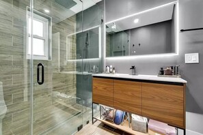 Bathroom - Lovely home with heated Pool a mile from the beach (Boca Raton)