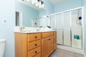 Hair dryer, towels, soap, shampoo - Walk to Outlets & Breweries, Restaurants and community pool (Lewes)