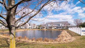 A residential area with a pond, houses, and a white picket fence. - Walk to Outlets & Breweries, Restaurants and community pool (Lewes)