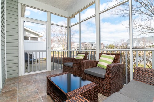 Walk to Outlets & Breweries, Restaurants and community pool