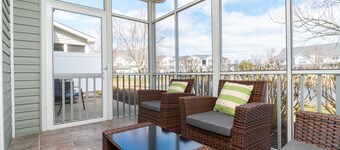 Walk to Outlets & Breweries, Restaurants and community pool