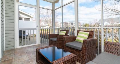 Walk to Outlets & Breweries, Restaurants and community pool