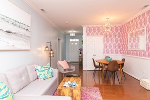 Smart TV, caminetto, libri, impianto stereo