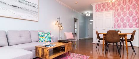 Una Smart TV, una chimenea, libros, un reproductor estéreo