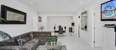 Smart-tv en een tafeltennistafel