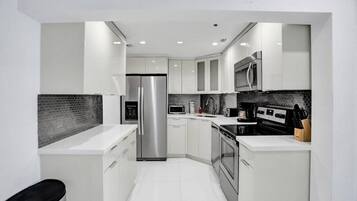 KylskÄp, mikrovÄgsugn, ugn och spishÀll