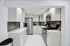 Kylskåp, mikrovågsugn, ugn och spishäll