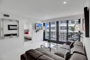 Een smart-tv en een tafeltennistafel