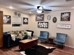 Living area - Countryside 1 bedroom cabin with exotic animals. (Wills Point)