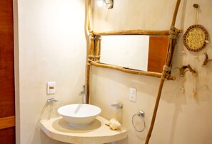 Classic Room | Bathroom | Shower, free toiletries, towels - Lunada Holbox (Isla Holbox)