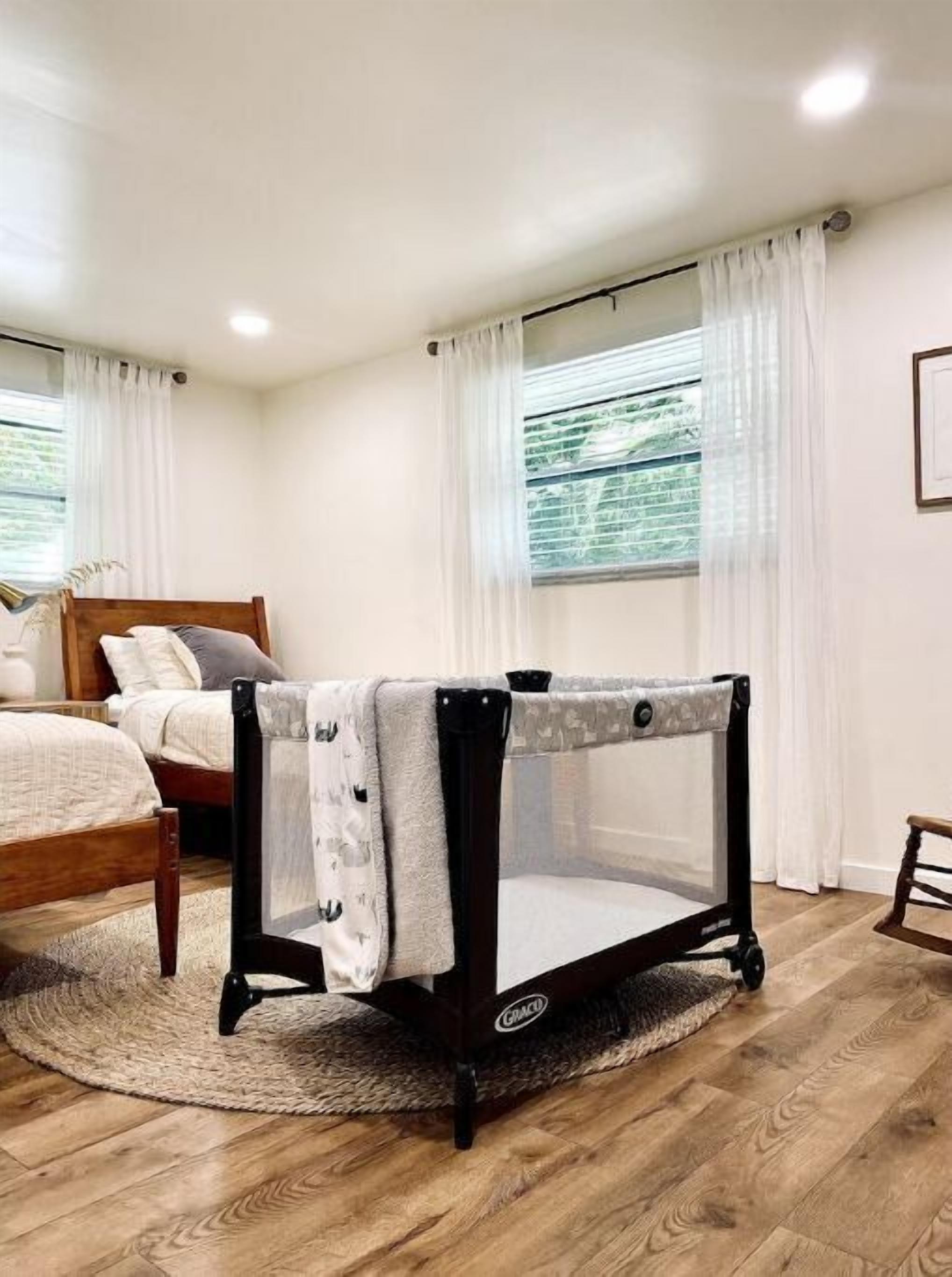 2 slaapkamers, een bureau, een strijkplank/strijkijzer, reisbedje