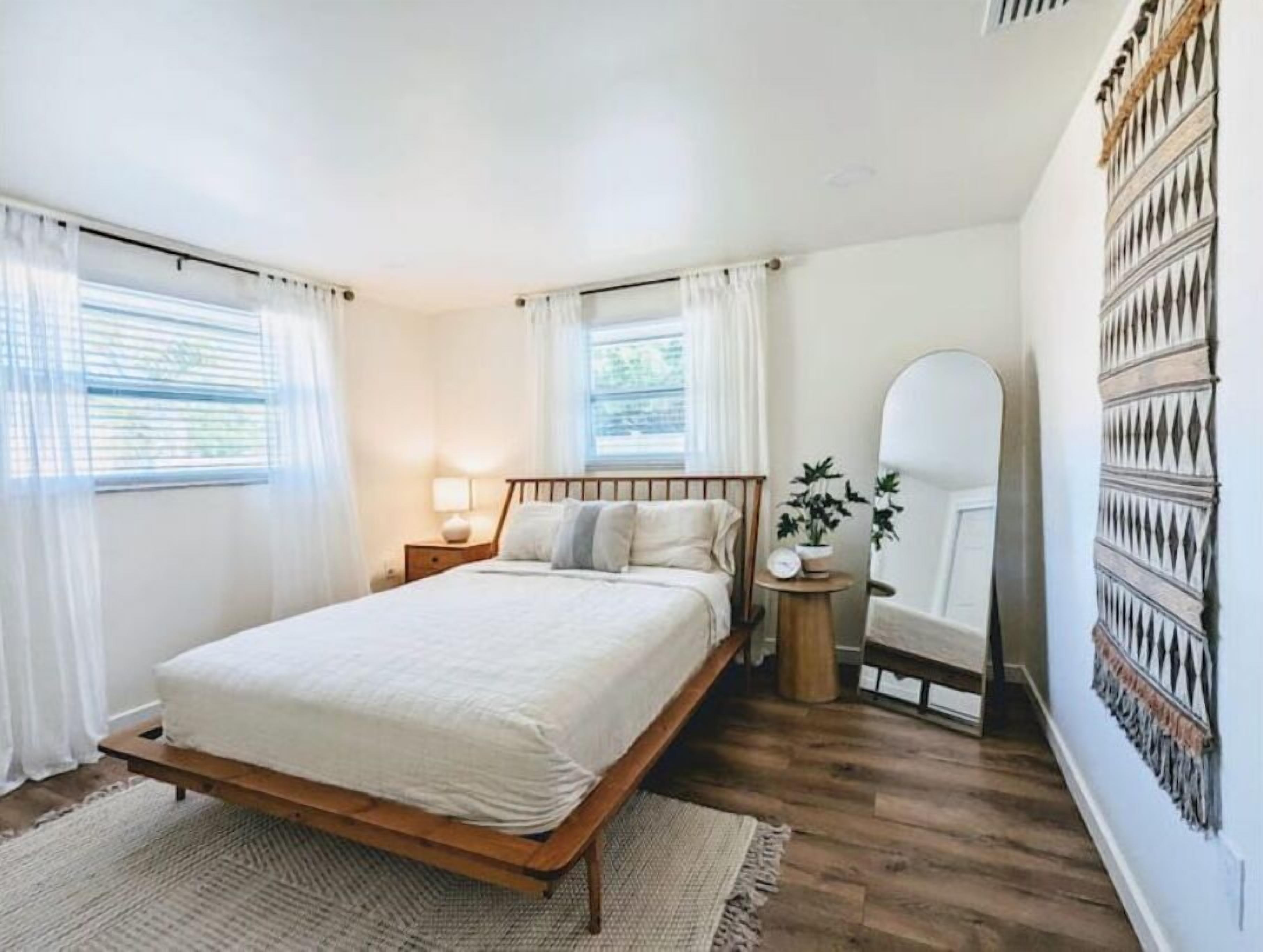 2 bedrooms, desk, iron/ironing board, travel crib