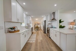Réfrigérateur, four à micro-ondes, un four, surface de cuisson