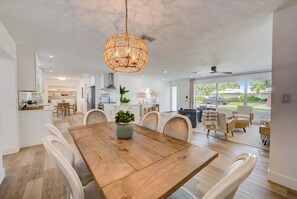 Dining - NEW! STUNNING & CLOSE TO EVERYTHING! (St. Petersburg)