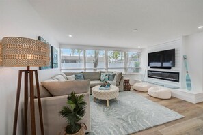 Smart TV, fireplace