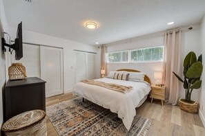 4 bedrooms, desk, iron/ironing board, travel crib
