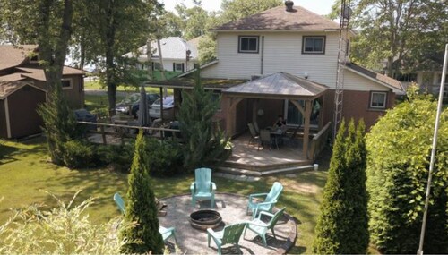 Large Beach View Family Cottage in in Turkey Point