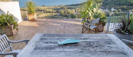 تناول الطعام بالخارج