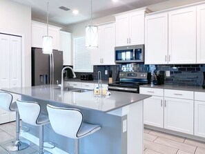 Jääkaappi, mikroaaltouuni, uuni, liesi