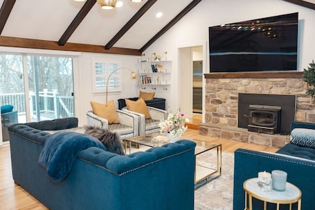 Televisión y chimenea . Cowry Acres - The First House Villa w Hot Tub