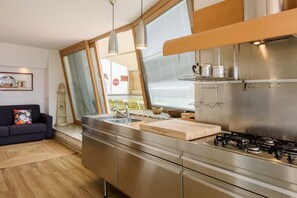 Kjøleskap, ovn, kokeplater og oppvaskmaskin