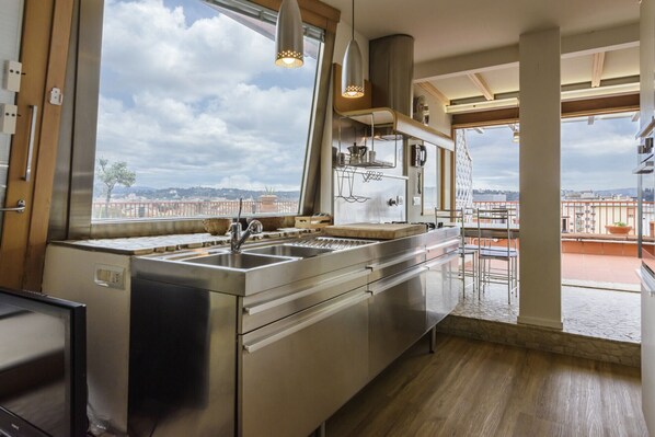 Kühlschrank, Ofen, Herdplatte, Geschirrspüler