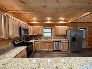 冷蔵庫、電子レンジ、オーブン、コンロ