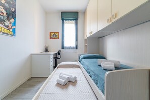 A small, well-lit room with a bunk bed, a desk, and a chair. - GuestHost - Apartment located on the first floor of a building with a lift (NOT suitable for the disabled).In 73 square meters of space, it comfortably accommodates 6 people with a double bedroom, a second with two single beds and a double sofa bed in th (parma)