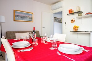 Dining - Apartment located on the first floor of a building with a lift (NOT suitable for the disabled).In 73 square meters of space, it comfortably accommodates 6 people with a double bedroom, a second with two single beds and a double sofa bed in the living roo (parma)