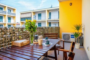Outdoor dining - Apartment located on the first floor of a building with a lift (NOT suitable for the disabled).In 73 square meters of space, it comfortably accommodates 6 people with a double bedroom, a second with two single beds and a double sofa bed in the living roo (parma)