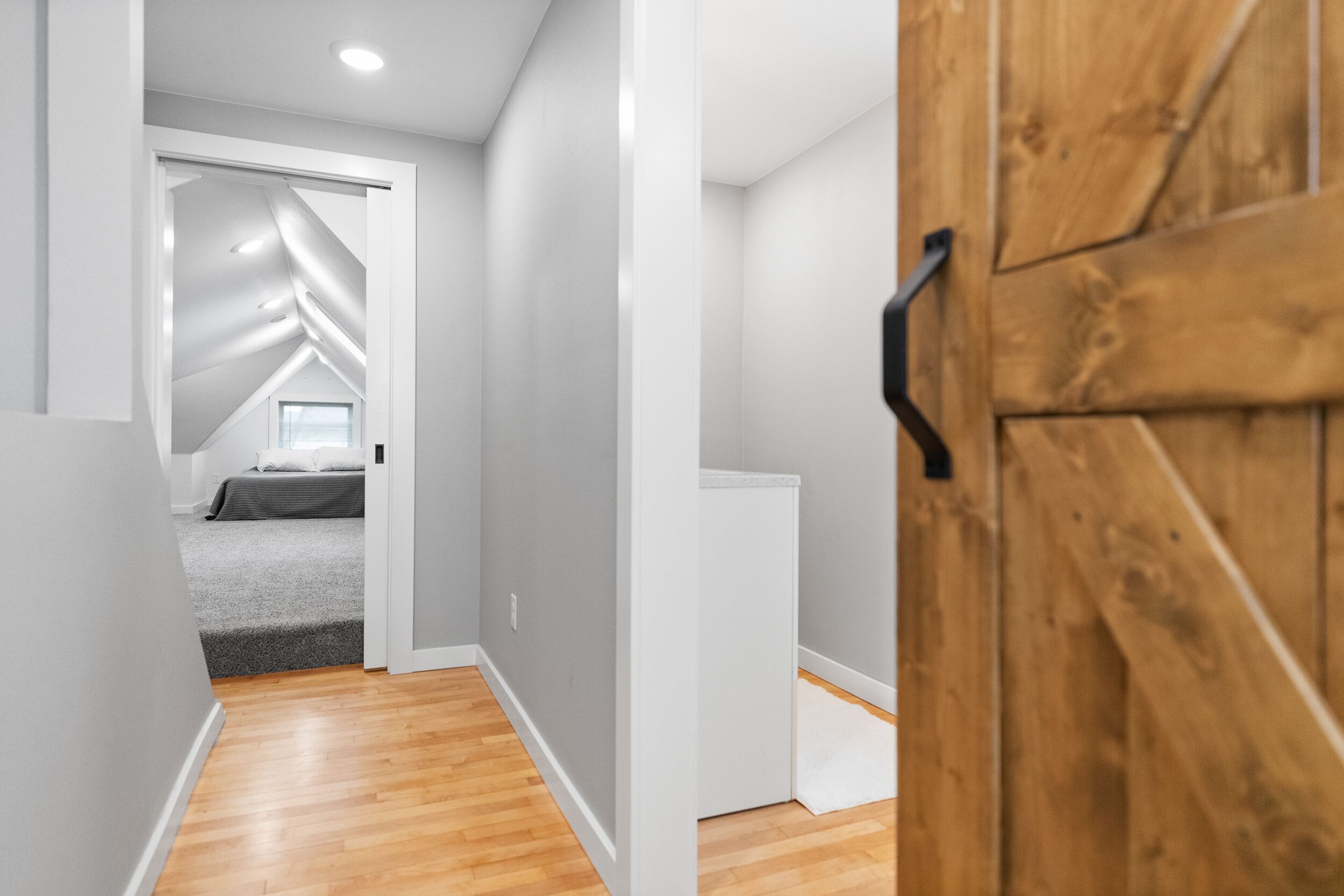 4 quartos, escrivaninha, ferros/tábuas de passar roupa