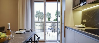 Eleanto Apartment a stone's throw from the sea