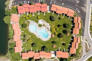 Una piscina al aire libre, una piscina climatizada