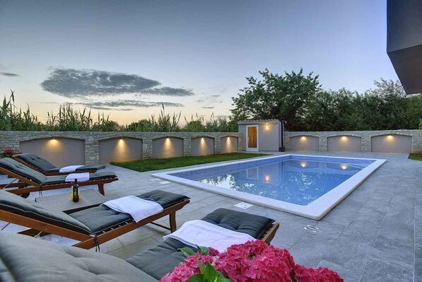 A heated pool - Villa with pool (Valbandon)