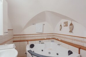 Dusch, bubbelbadkar, hårtork och bidé