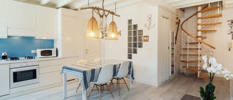 Micro-ondes, four, plaque de cuisson, lave-vaisselle