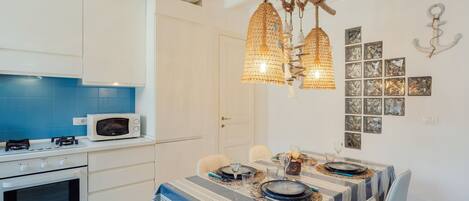 Micro-ondes, four, plaque de cuisson, lave-vaisselle