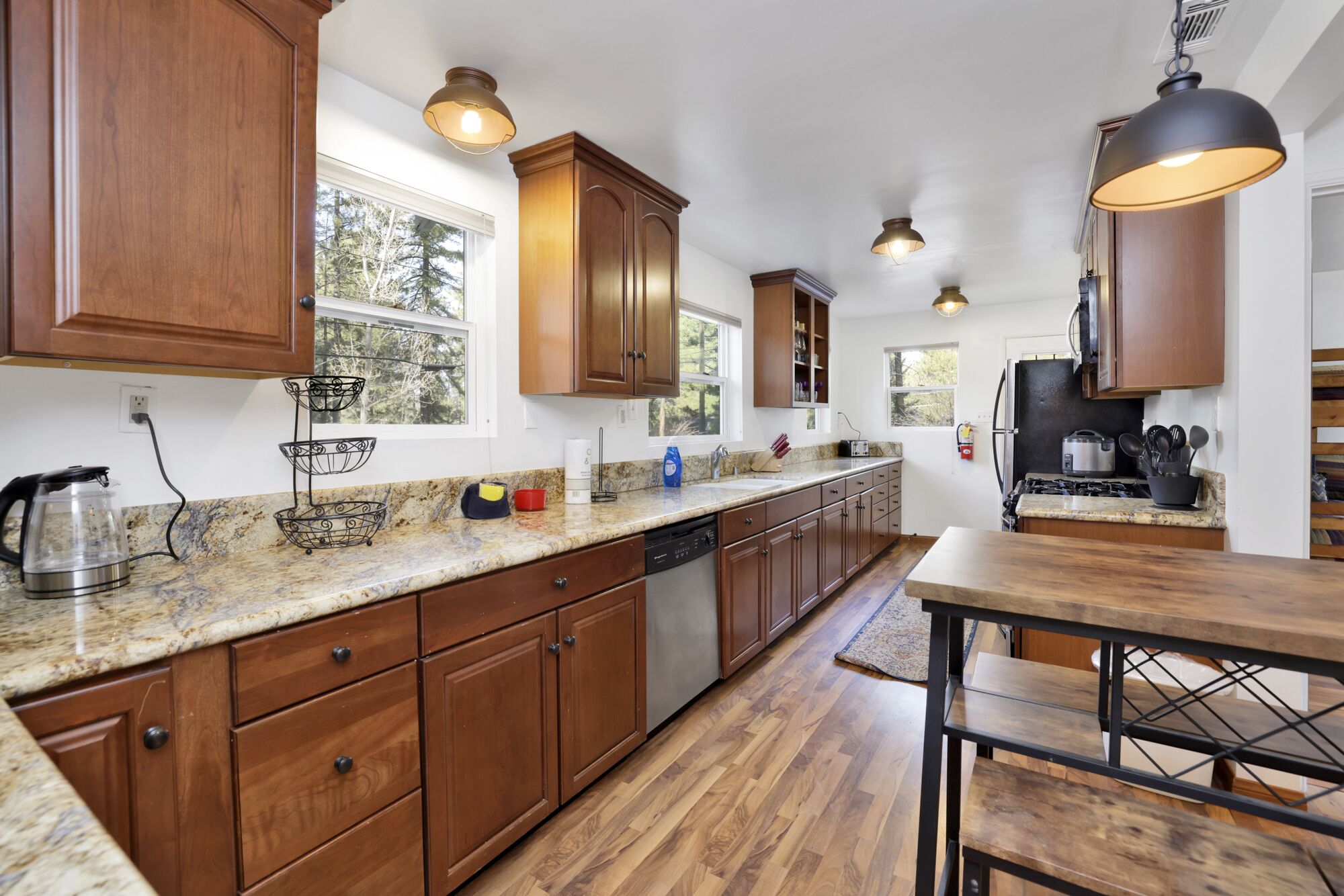 Brownie Family Retreat- Cozy Resort Chalet- Hot Tub-