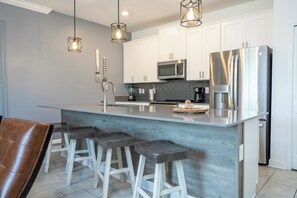 Fridge, microwave, oven, stovetop - 4 Bedrooms, 3 bathrooms Townhouse (Kissimmee)