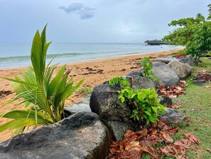 Nær stranden, solsenger og strandhåndklær