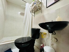 Serviettes fournies, savon, shampoing, papier toilette