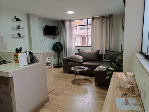 A 20 min del aeropuerto, comodo Loft con cocina americana