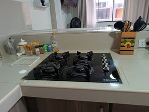 Réfrigérateur, micro-ondes, plaque de cuisson, bouilloire électrique