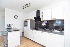 Køleskab, mikrobølgeovn, ovn, kogeplade