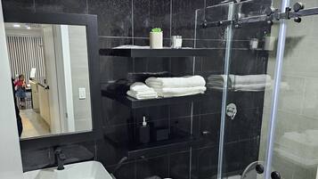 Appartement Deluxe | Salle de bain | Serviettes fournies