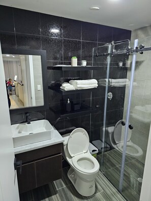 Apartamento luxo | Banheiro | Toalhas de banho 