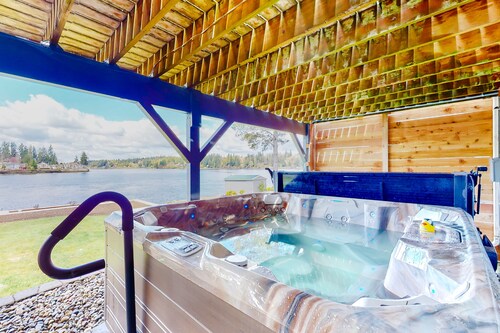 Waterfront retreat with inlet access, views, deck, & fireplace - dogs OK