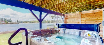 Waterfront retreat with inlet access, views, deck, & fireplace - dogs OK