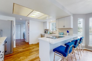 Fridge, microwave, oven, stovetop - Waterfront retreat with inlet access, views, deck, & fireplace - dogs OK (Shelton)